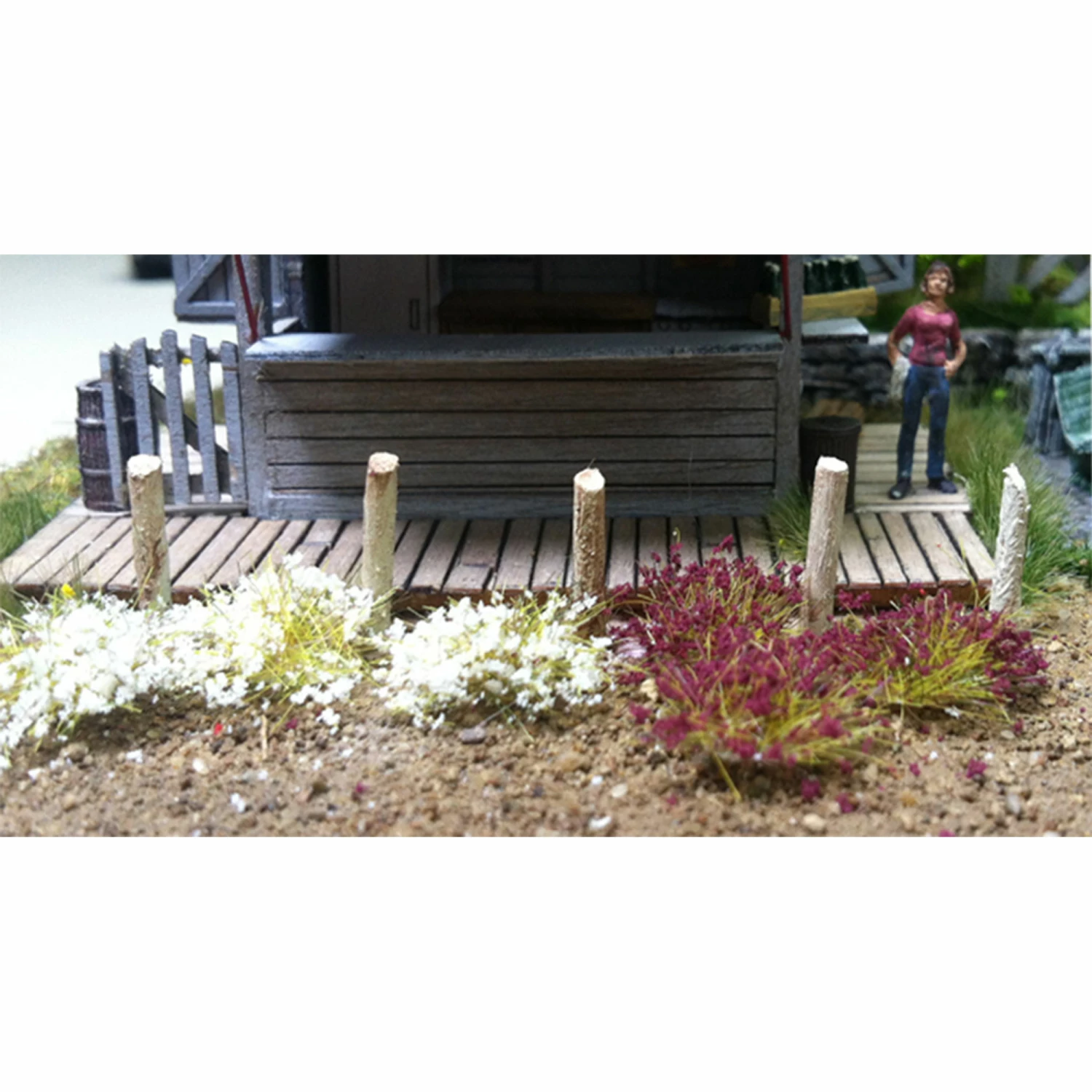 Bachmann Industries 6mm Grass Tufts White & Burgundy (100) for Scenery 1 Bachmann Industries 6mm Grass Tufts White & Burgundy (100) for Scenery