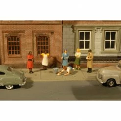 Bachmann Industries HO Sidewalk People (7) for Scenery & Accessories