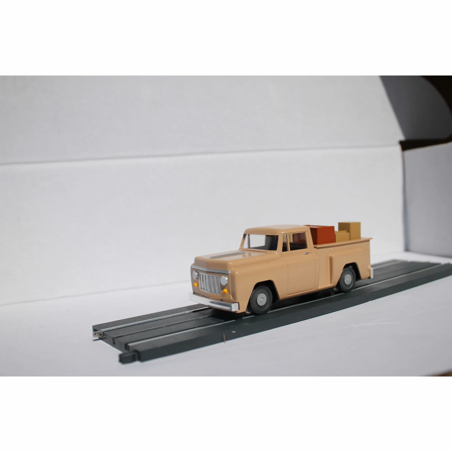 Bachmann Industries O Williams E-Z Street Pickup Truck/Beige for Scenery & Accessories 1 Bachmann Industries O Williams E-Z Street Pickup Truck/Beige for Scenery & Accessories